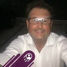 Una tavola piena non è mai solo una tavola. È il punto in cui le differenze  trovano posto. Dove i ruoli si sciolgono. Dove il tempo, per un attimo,  rallenta. Ogni giorno