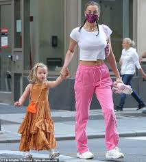 Supermodel irina shayk's foundation application technique involves creating a swimming pool of different shades of foundation in the palm of her hand. Irina Shayk Flaunts Her Toned Tummy In Cotton Candy Pink Slacks And Holds Hands With Daughter Lea Aktuelle Boulevard Nachrichten Und Fotogalerien Zu Stars Sternchen