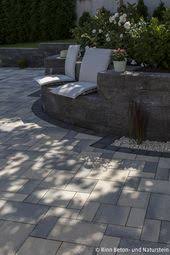 Sitzbereich Auf Der Terrasse Die Mauer Bietet Mit Sitzkissen Eine Ruhige Sitzecke Direkt Im Grunen Der Roma Gartengestaltung Sitzgelegenheiten Style At Home