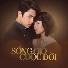 Jeerawat (yaya) là một nữ diễn viên nổi tiếng cả về tài năng lẫn tin đồn với nhiều anh chàng cả trong và ngoài ngành giải trí và thói quen nói không suy nghĩ, bất cần đời. Song Gio Cuá»™c Ä'á»i