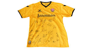 Bei der auswärtsvariante bleibt dagegen eine frage offen. Dynamo Dresden Trikot Von Der Mannschaft Signiert
