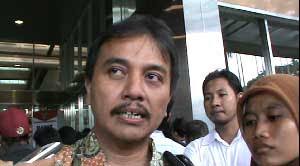 Bukan dari saya nama roy suryo itu. Artis Dan Anggota Dprd Ditangkap Roy Suryo Datangi Bnn Beritahukum Com
