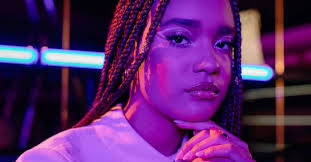 Sara James jako Arielka w dubbingu „Małej syrenki”