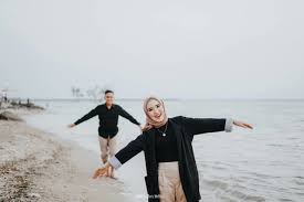 Download now kasual sampai baju adat 12 ide foto prewedding seleb ini kece. Paling Inspiratif Prewedding Hijab Prewed Di Pantai Berhijab Mede Linmin