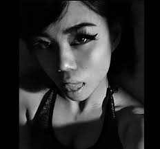 100 Heads 52/100: Olivia” It's done!! Debuting the Olivia portrait @ olivia.merrill which took a pleasantly unexpected stylization turn towards  the end! And yes I was in fact jamming to dubstep covers of