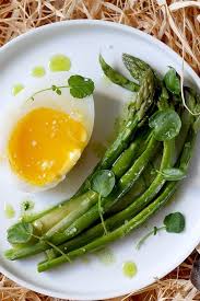 Oeuf D Oie Mollet Et Asperges Vertes Recette Asperge Verte Recette Oeuf Cuisine Et Boissons