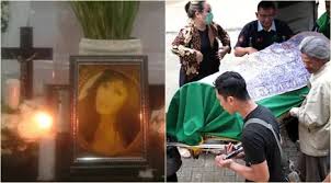 Yana zein is an actress, known for ku tunggu jandamu (2008) and susuk pocong (2009). Dua Ritual Agama Pemakaman Yana Zein News Entertainment Fimela Com