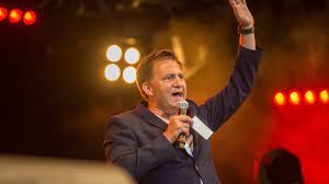 Sascha ruefer wuchs in lengnau im bieler seeland auf. Interview Sascha Singt Noch Besser Als Er Fussball Kommentiert