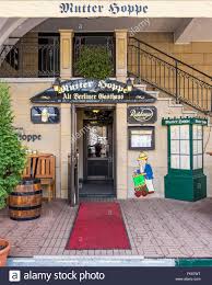 Von der ostsee bis in die alpen findet man in jedem winkel deutschlands die. Mutter Hoppe Restaurant Und Bar Serviert Deutsche Kuche In Berlin Old Town Nikolaiviertel Altstadt Stockfotografie Alamy