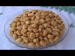 قريشلات فقاص صغير حلو بالنافع و الزنجلان لذيذ جدا واقتصادي بطريقة ناجحة Youtube Chin Chin Recipe Recipes Easy Snacks