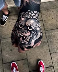 Black And Grey Foo Dog Hand Tattoo Japanese Inspiration Inkstinct Japanese Hand Tattoos Hand Tattoos Foo Dog Tattoo