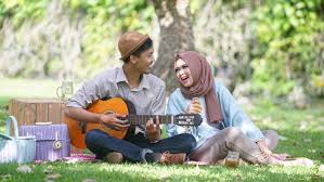 Pemilihan baju berwarna serasi dapat menjadi pilihan untuk melakukan pemotretan berkonsep ini. 30 Foto Prewedding Hijab Casual Indoor Outdoor Modern