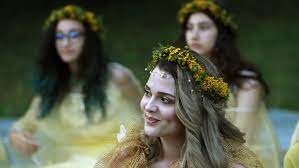 La 24 iunie, crestinii praznuiesc nasterea sfantului ioan botezatorul, cunoscuta in calendarul popular sub denumirea de. Sanzienele Sau DrÄƒgaica TradiÈ›ii SuperstiÈ›ii È™i SemnificaÈ›ie