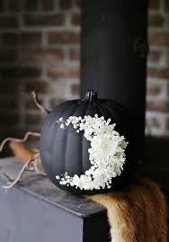 21 Chic Halloween Decor Ideas To Elevate Your Spooky Home Chic Halloween Decor Elegant Halloween Decor Classy Halloween