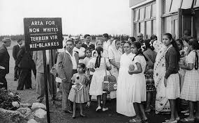 Pemerintah di afrika selatan memiliki dasar untuk tidak melakukan apartheid ,dan melindungi seluruh suku negro di afrika selatan. Di Sebalik Aparteid Di Afrika Selatan Mengapa Ianya Berlaku Iluminasi