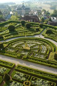 Chateau De Http Hautefort Com 1 Histoire 9 Histoire Des Jardins Des Le Xvii S Il Existait Des J Franzosischer Garten Landschaftsdesign Formschnitt Garten