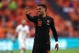Namen des vaters, mutter, kinder, gebrüder & geschwister: Borussia Dortmund Planning Swoop For 25m Holland Star Donyell Malen To Replace Jadon Sancho Daily Mail Online