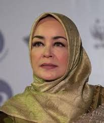 Hijab segi empat tersebut ditutupinya dengan veil cantik beraksen lace. Rumah Kentang 2012 Mubi
