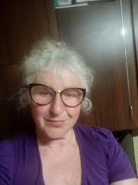 Сыновья так быстро вырастают Сыновья так быстро вырастают, Вроде только  «мамочка» кричал, Если вдруг большие обижают, И с работы у окошка ждал.  Обнимал, садился на колени, И казалось, нет его нежней. Ни