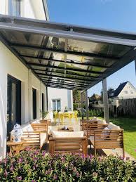 Unter Einem Terrassendach Lasst Sich Ein Vor Regen Und Sonne Geschutztes Freiluftwohnzimmer Einrichten Terrassen Dach Uberdachung Terrasse Terrassenuberdachung
