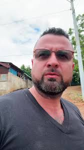 La Vida en Costa Rica: Humor y Calzones