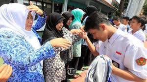 You can streaming and download for free he. Rayakan Hari Guru Nasional Ini 5 Lagu Bertema Guru Lengkap Dengan Lirik Dan Videonya Tribun Wow