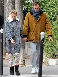 En effet, depuis 2015, la jeune femme partage la vie d'andré meyer. Spectre Actress Lea Seydoux Goes Enjoys Walk With Boyfriend Andre Meyer Daily Mail Online
