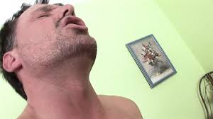 来自德国的金发荡妇让她美丽的胸部被射精