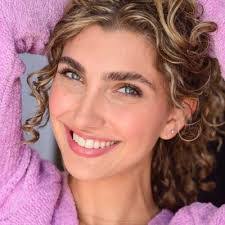 Lisi Mueller's Instagram, Twitter & Facebook