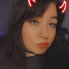 𝒬𝓊ℯℯ𝓃 🖤❤️🤍 (@deadlyqueen420)