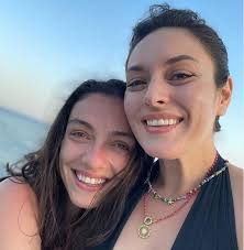 Ezgi mola 2000 yılında akademi i̇stanbul'da eğitimine başladı. Merve Dizdar And Ezgi Mola Can T Stay Apart