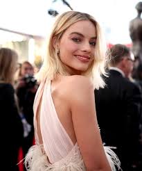 Margot elise robbie (born 2 july 1990) is an australian actress. Margot Robbie Has New Long Hair Bangs At Oscars 2021