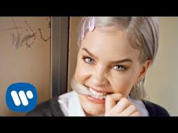 Olhe pra mim, me dê dinheiro. Anne Marie 2002 Official Video Youtube