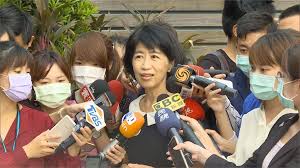 指揮中心表示，今 日新增之15例本土病例 (其中6例為居家隔離期間或期滿檢驗陽性者)，並 新增4例死亡個案 。 確診個案分布 以新北市7例為最多，其次為臺北市5例、桃園市3例 ；其中9例為已知感染源， 餘6例關聯不明 ，將持續進行疫情調查，以釐清感染源。 Z Qfeiy126mkzm