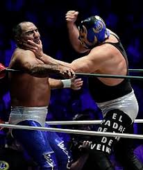 En octubre del 2013 entró en su última rivalidad de alto calibre como luchador profesional siendo el rey escorpión (luchador)con quien también perdió la cabellera. Blue Panther Wikipedia
