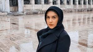 Umur 24 tahun) merupakan seorang aktris dan model berkebangsaan indonesia. Irish Bella Tak Kenakan Hijab Di Sinetron Terbaru Terjawab Alasannya