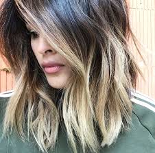 Si le tie and dye fait la part belle à une démarcation franche entre deux teintes strictement distinctes, le ombré hair reprend cette idée générale, mais de façon plus subtile. A Complete Guide To Balayage Ombre And Everything In Between Ombre Hair Blonde Short Ombre Hair Ombre Hair Color