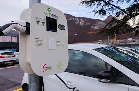 Ils géolocalisent leur emplacement pour vous aider à vous recharger et anticiper votre itinéraire. Premiere En Suisse Des Lampadaires Publics Alimenteront Des Bornes De Recharge Pour Vehicules Electriques Smart Energy Portal