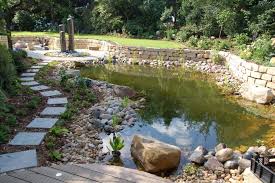 Verwunschene Garten Anlegen Blick In Den Garten Vom Sitzplatz Des Romantischen Gartens Gartenteich Garten Anlegen Teich