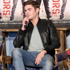 Tornano le bellezze al bagno di baywatch, ma l'umorismo è greve e tirato troppo per le lunghe. Zac Efron Mit Tom Cruise Durch Die Krise Gala De