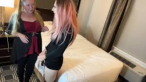 Erkek oda arkadaşını travesti yaptı ve ayakla muamele çekti | xHamster