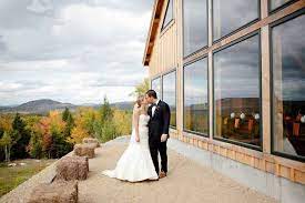 23 Mountain Wedding Venues With Scenery That Ll Take Your Breath Away Mountain Wedding Venues Wedding Venue Costs Maine Barn Wedding