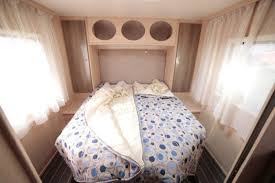 Encuentra aquí tu nueva mesita de noche para tener el mueble más práctico al lado de tu cama. Autocaravanas Con Cama En Isla Nuevas Y De Segunda Mano Mundovan