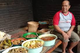 We took the food by ourselves in their old kitchen (pawon) where mbah marto herself is there cooking the dishes. Lebaran Mangut Lele Mbah Marto Habiskan 60 Kilogram Lele Dalam Sehari Gaya Hidup