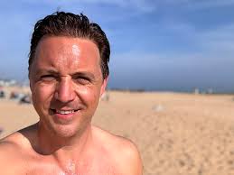 Phil Broadhead على X: "Beautiful beach afternoon at home with fantastic  clear sea, and then incredible evening enjoying the Northern Lights. Now  that's what I call a good Friday!! https://t.co/e8ehjx9Wwk"