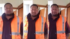 Nz Man Confused Over How To Spell Eyes In Hilarious Video Daily Mail Online