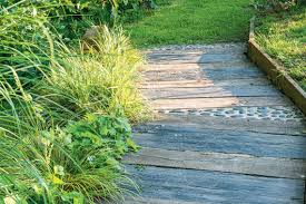 Vous souhaitez aménager une allée et vous envisagez de fabriquer une bordure dans votre jardin en ardoise ? Comment Installer Une Allee En Bois Et Ardoise