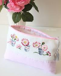 E' possibile ricamare le proprie iniziali (o anche dei nomi completi) su qualsiasi capo di abbigliamento oppure sulla biancheria per la casa come negli asciugamani da bagno, sulle lenzuola, o sui tovagliati. Ricamo Punto Croce Consigli Schemi E Come Iniziare Ispirando