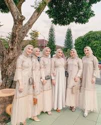 Digabungkan kamu pun bisa mendesain sebuah kimono sebagai pakaian bridesmaid sepert pada gambar diatas. 8 Tema Warna Gaun Bridesmaid Untuk Muslimah 2020
