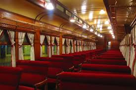 En la aglomeración de los andenes rompieron de pronto los sollozos; Primera Clase Tren Del Recuerdo
